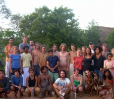 Sadhana Forest, em Auroville ))) com essa turma maravilhosa de vários cantos do mundo
